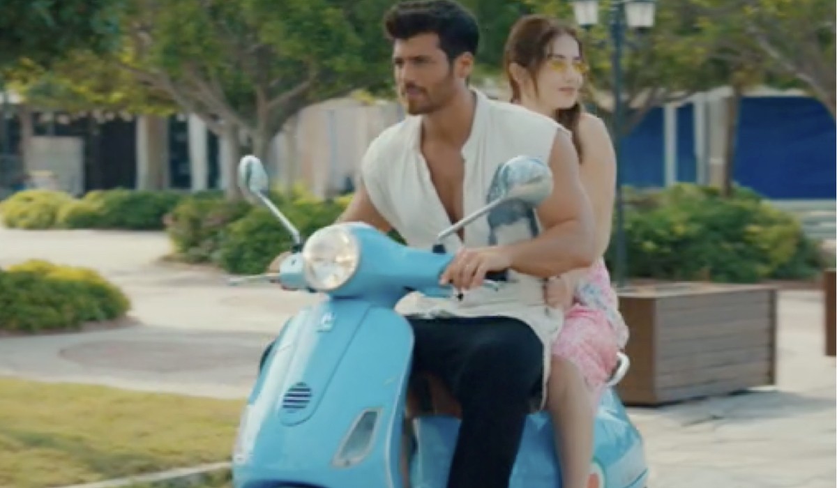 Can Yaman e Ozge Gurel Sulla Vespa. In Mr Wrong Credits: Mediaset.