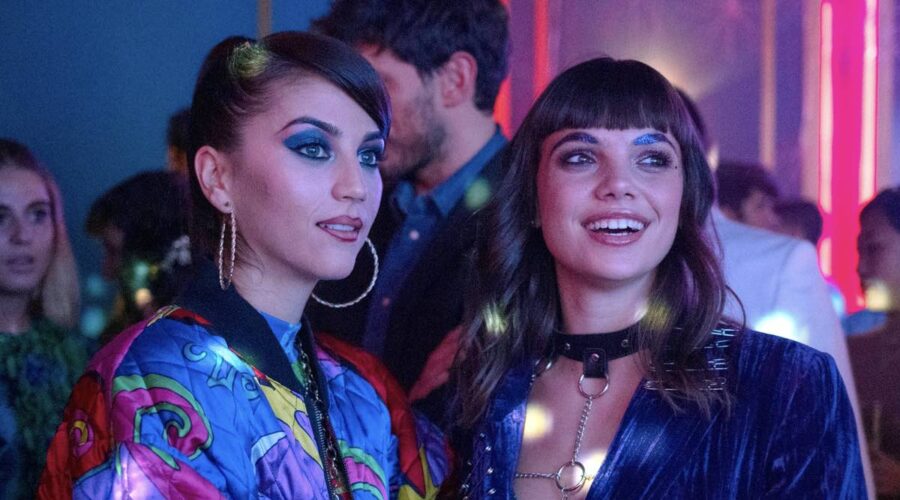 Claudia Salas (Rebe) E Martina Cariddi (Mencia) In Elite 4x06. Credits: Niete/Netflix © 2020