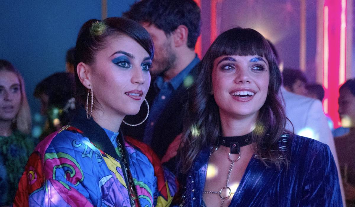 Claudia Salas (Rebe) E Martina Cariddi (Mencia) In Elite 4x06. Credits: Niete/Netflix © 2020