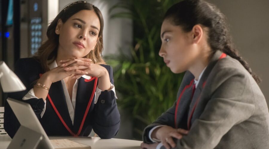 Danna Paola E Mina El Hammani In Elite 1x06. Credits: Manuel Fernandez-Valdes/Netflix