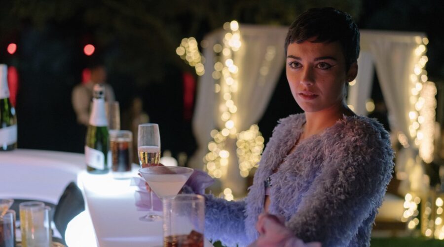 Ari (Carla Díaz) alla festa di Capodanno organizzata da Philippe. Credits: Netflix.