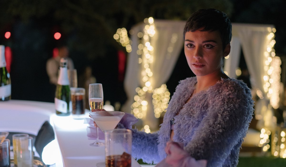 Come finisce Elite 4. Ari (Carla Díaz) alla festa di Capodanno organizzata da Philippe. Credits: Netflix. 
