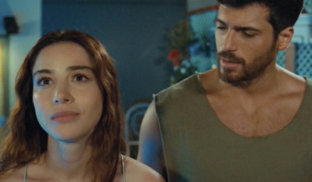 Ezgi e Ozgur guardano la Luna In Mr Wrong - Lezioni D'Amore Credits: Mediaset