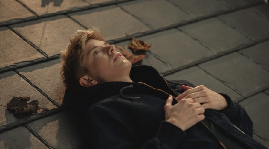 Mae Martin in una scena di “Feel Good”. Credits: Luke Varley/Netflix.