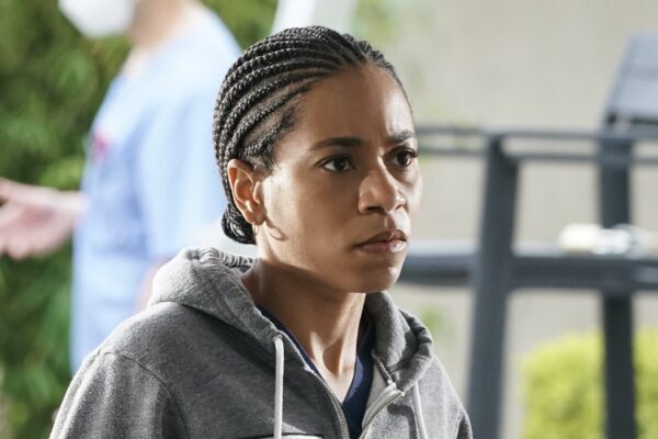 La dottoressa Maggie Pierce (Kelly McCreary) in una scena della stagione 17 di Grey's Anatomy. Credits: Star/Disney+.