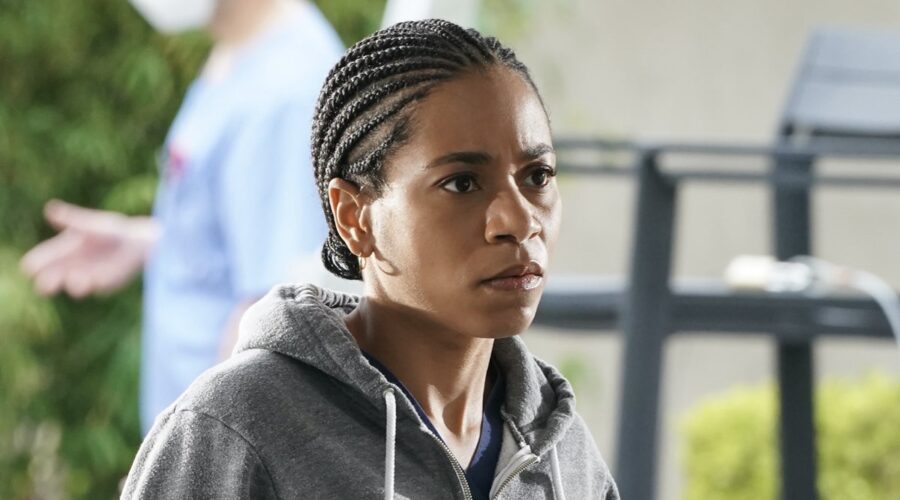 La dottoressa Maggie Pierce (Kelly McCreary) in una scena della stagione 17 di Grey's Anatomy. Credits: Star/Disney+.