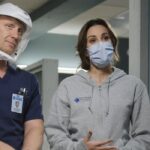 Da sinistra: il dottor Owen Hunt (Kevin McKidd) e la dottoressa Carina DeLuca (Stefania Spampinato) in una scena della stagione 17 di Grey's Anatomy. Credits: Star/Disney+.