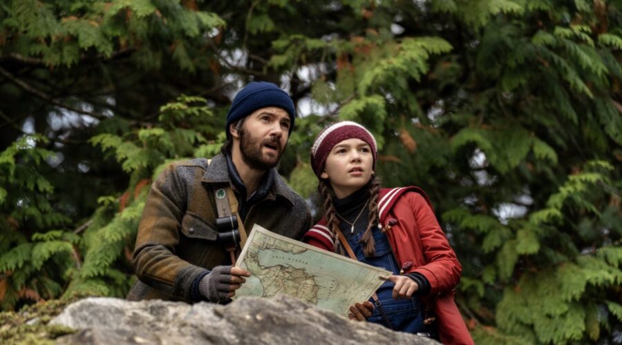 Da sinistra: Matthew (Jim Sturgess) e Hilde (Brooklynn Prince) in una scena della seconda stagione di “Home Before Dark”. Credits: Apple TV+.