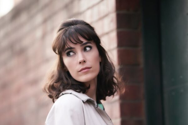 I casi della giovane Miss Fisher: Geraldine Hakewill interpreta Peregrine, qui nell'episodio 1. Credits: Rai e ® Every Cloud Productions All3media International