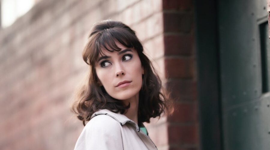 I casi della giovane Miss Fisher: Geraldine Hakewill interpreta Peregrine, qui nell'episodio 1. Credits: Rai e ® Every Cloud Productions All3media International
