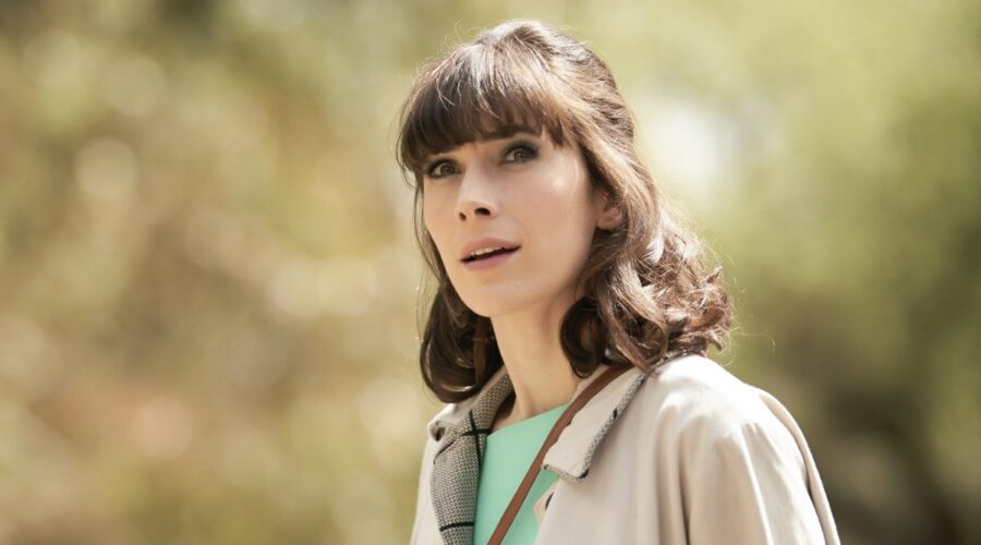 I casi della giovane Miss Fisher: Geraldine Hakewill interpreta Peregrine, qui nell'episodio 1. Credits: Rai e ® Every Cloud Productions All3media International