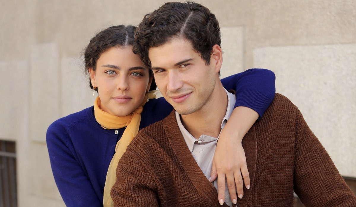 Il Paradiso Delle Signore 4, Chiara Russo e Giancarlo Commare, qui in un posato. Interpretano rispettivamente Maria Puglisi e Rocco Amato. Credits P. Bruni e Rai