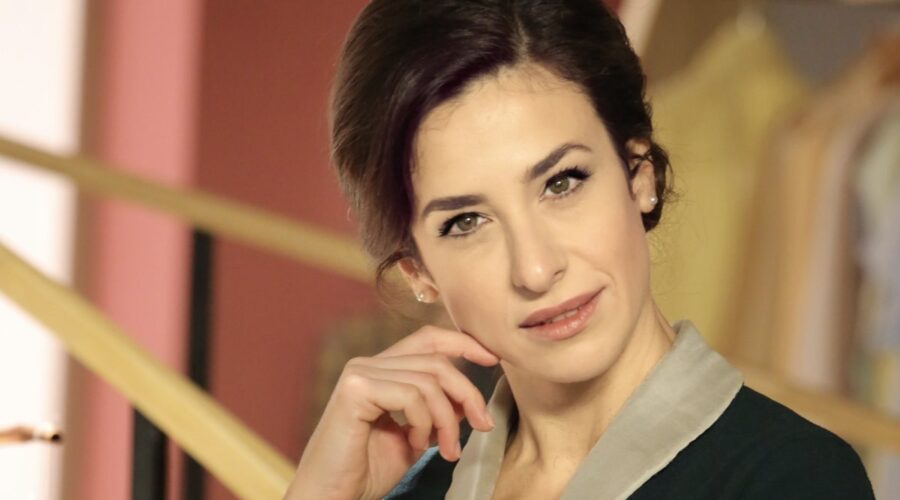 Il Paradiso Delle Signore 5: Gloria Moreau interpretata da Lara Komar, qui in un posato. Credits: P. Bruni e Rai