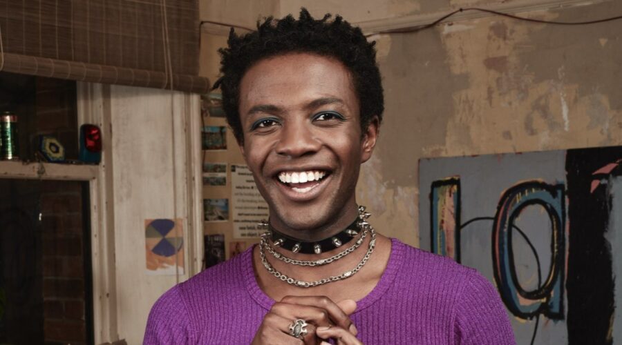 Omari Douglas nei panni di Roscoe in “It's a Sin”. Credits: Starzplay.