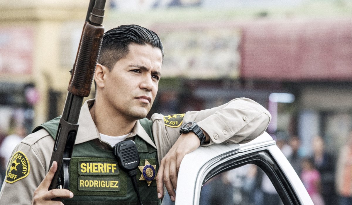 Jay Hernandez in Bright (2017). Credits ph.: Matt Kennedy/©Netflix/courtesy Everett Collection