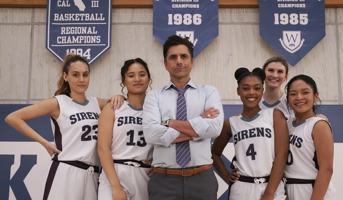 John Stamos e le protagoniste di Cambio Di Direzione. Credits: Disney Plus.