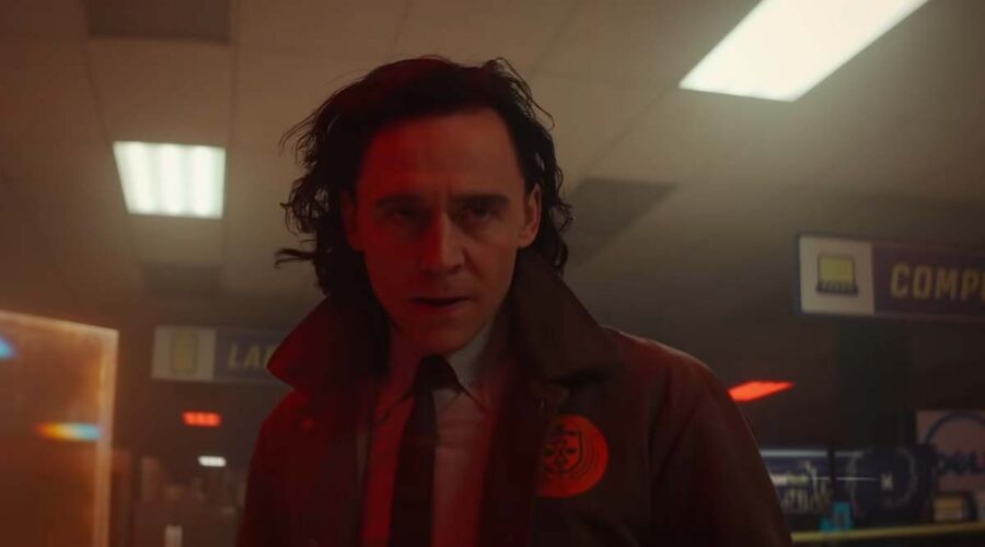 Tom Hiddleston interpreta il protagonista nell'episodio 2 della serie televisiva Loki. Credits: Disney Plus e Marvel Studios.