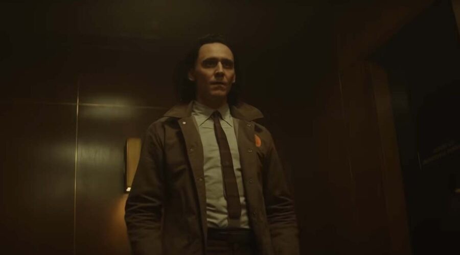 Il protagonista (interpretato da Tom Hiddleston) nell'episodio 3 della serie televisiva Loki. Credits: Disney Plus e Marvel Studios.
