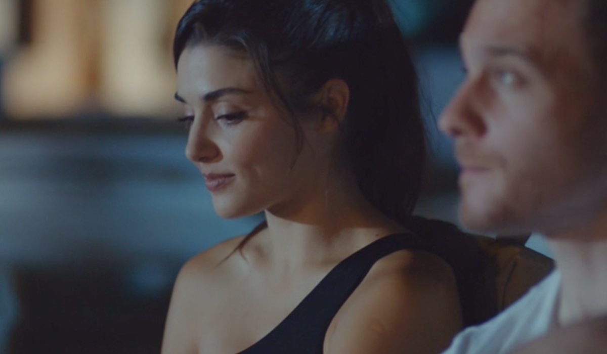 Love Is In The Air, episodio 15: Eda Yıldız interpretata da Hande Erçel e Serkan Bolat interpretato da Kerem Bürsin. Credits: Mediaset