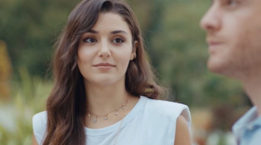 Love Is In The Air, episodio 18: Eda Yıldız interpretata da Hande Erçel e Serkan Bolat interpretato da Kerem Bürsin. Credits: Mediaset
