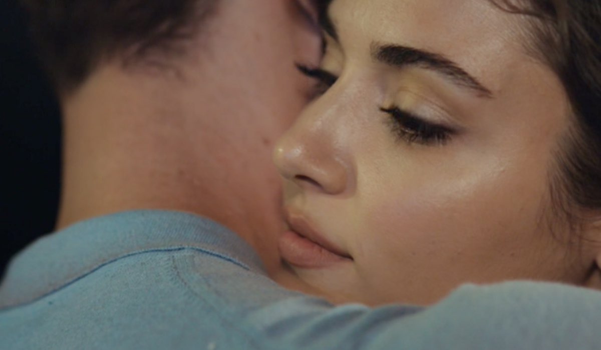 Love Is In The Air, episodio 19: Eda Yıldız interpretata da Hande Erçel mentre abbraccia Serkan. Credits: Mediaset