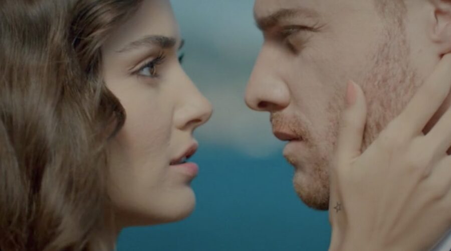 Love Is In The Air, episodio 4: Eda Yıldız interpretata da Hande Erçel e Serkan Bolat interpretato da Kerem Bürsin. Credits: Mediaset