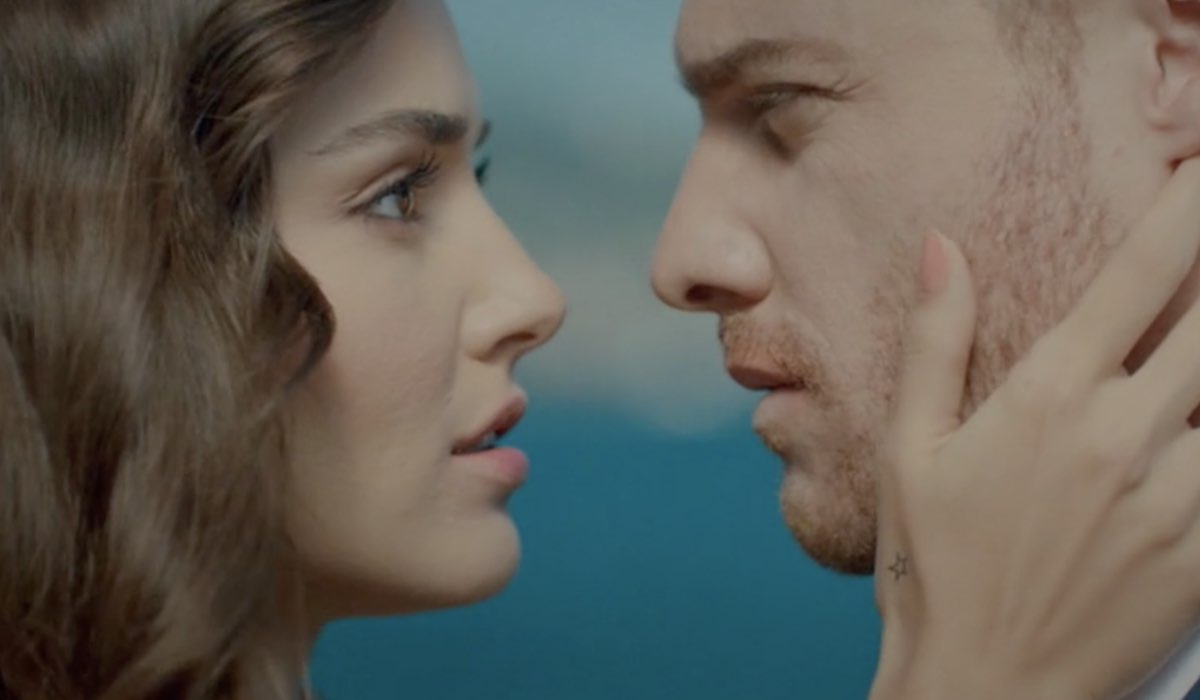 Love Is In The Air, episodio 4: Eda Yıldız interpretata da Hande Erçel e Serkan Bolat interpretato da Kerem Bürsin. Credits: Mediaset
