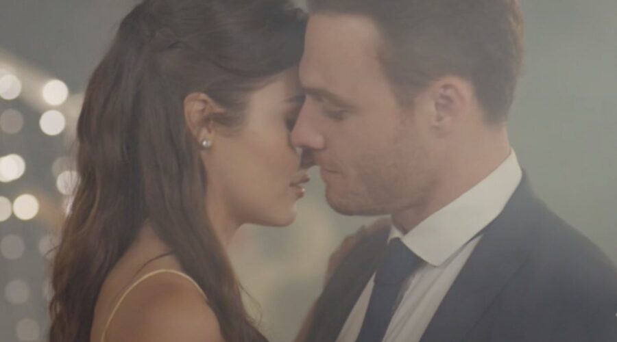 Love Is In The Air, episodio 8: Eda Yıldız interpretata da Hande Erçel e Serkan Bolat interpretato da Kerem Bürsin. Credits: Mediaset