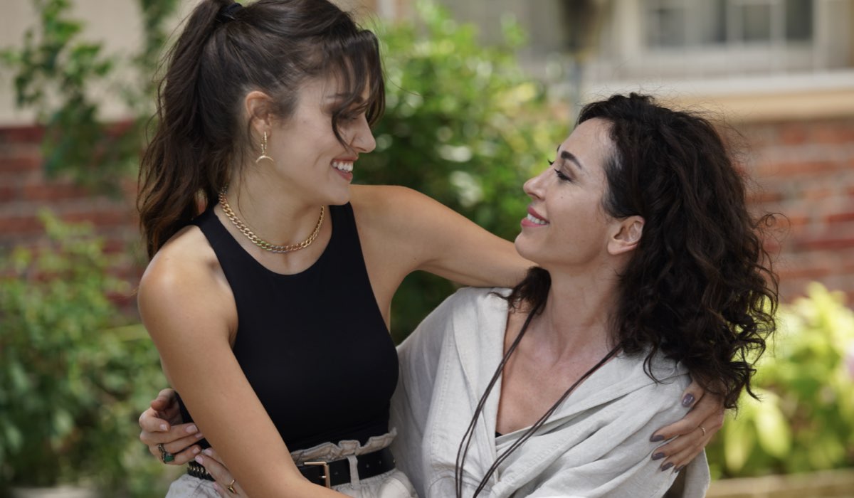 Love Is In The Air: Eda Yıldız interpretata da Hande Erçel e Ayfer Yıldız interpretata da Evrim Doğan. Credits: Mediaset