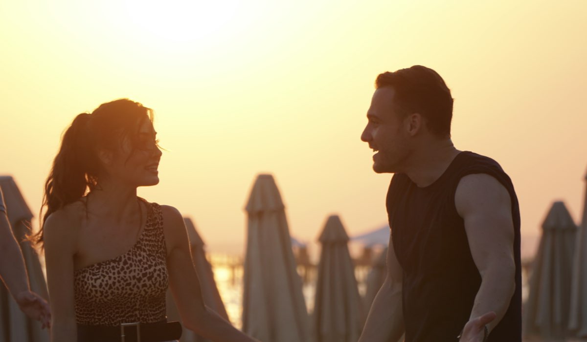 Love Is In The Air: Eda Yıldız interpretata da Hande Erçel e Serkan Bolat interpretato da Kerem Bürsin. Credits: Mediaset