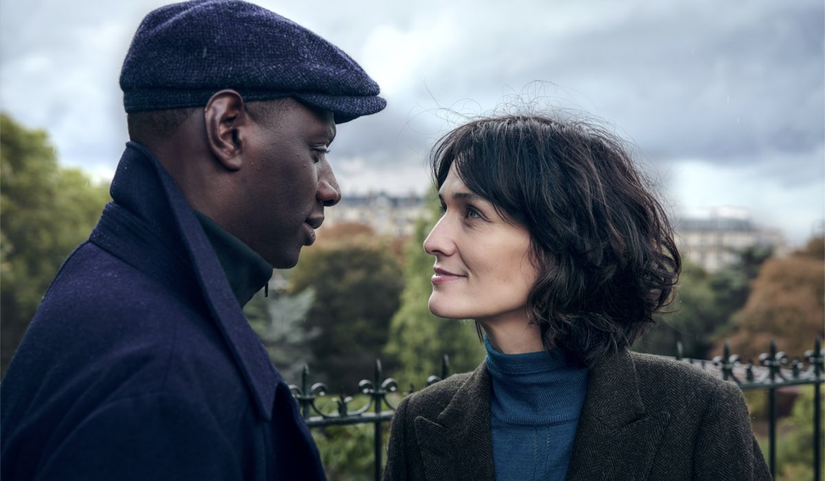Da sinistra: Assane (Omar Sy) e Juliette Pellegrini (Clotilde Hesme) in una scena della seconda parte di “Lupin”. Credits: Emmanuel Guimier/Netflix.