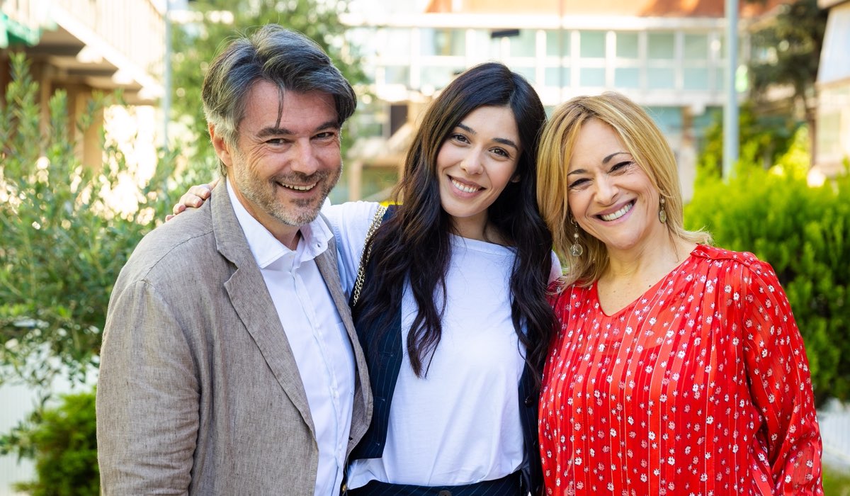 Michele (Alberto Rossi), Rossella (Giorgia Gianetiempo) e Silvia (Luisa Amatucci) In Un Posto Al Sole. Credits: Rai