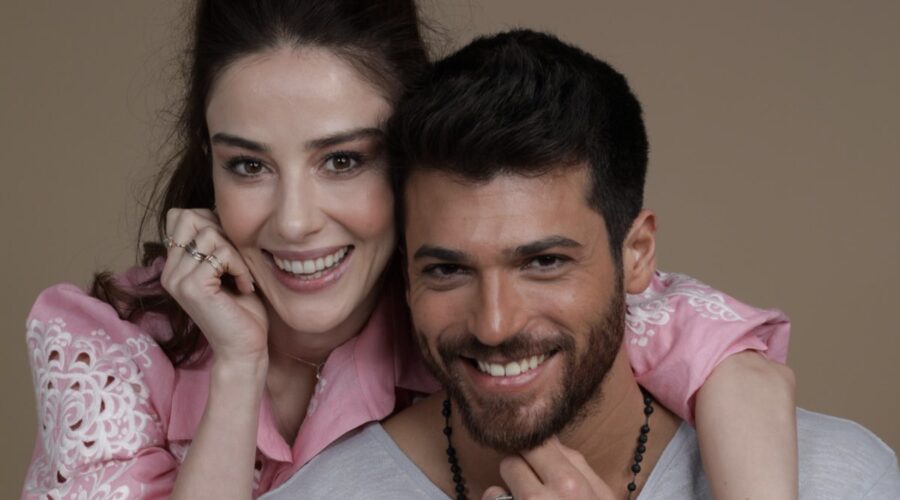 Mr. Wrong - Lezioni d’amore: Özgür Atasoy interpretato da Can Yaman e Ezgi İnal interpretata da Özge Gürel, qui in un posato. Credits: Mediaset