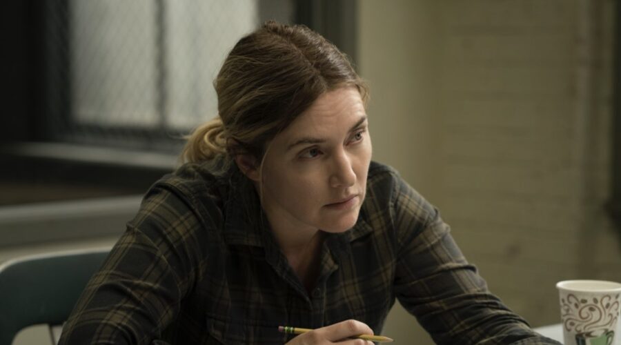 Omicidio a Easttown, qui una scena con Kate Winslet che interpreta Mare Sheehan. Credits: Sky