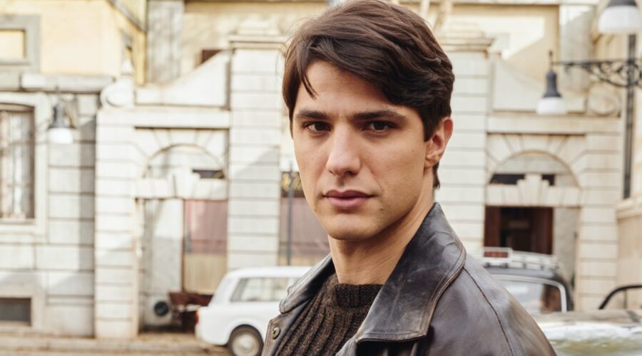 Pietro Masotti interpreta Marcello Barbieri, qui in un posato per Il Paradiso Delle Signore 4 o Daily 2. Credits: Rai