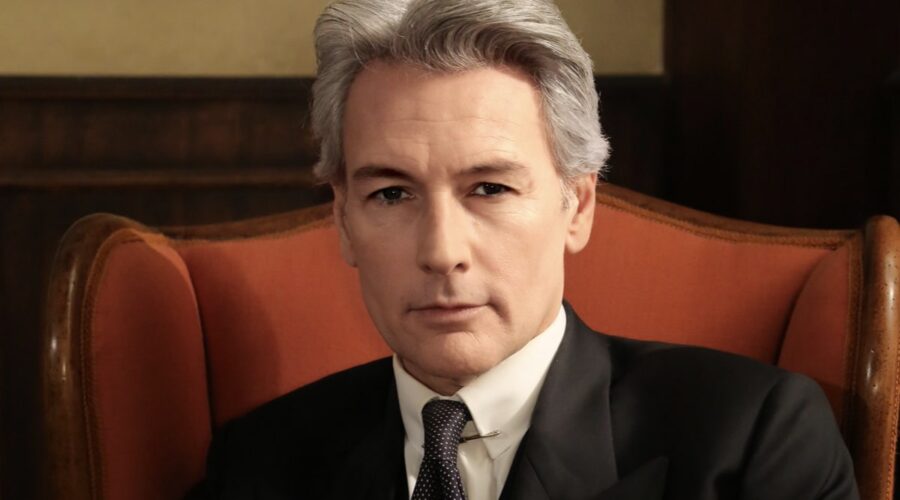 Roberto Farnesi interpreta Umberto Guarnieri ne Il Paradiso Delle Signore 5, qui in un posato. Credits: P. Bruni e Rai