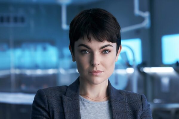Serinda Swan, in una scena di “Coroner”, in arrivo su Sky Investigation. Credits: Sky