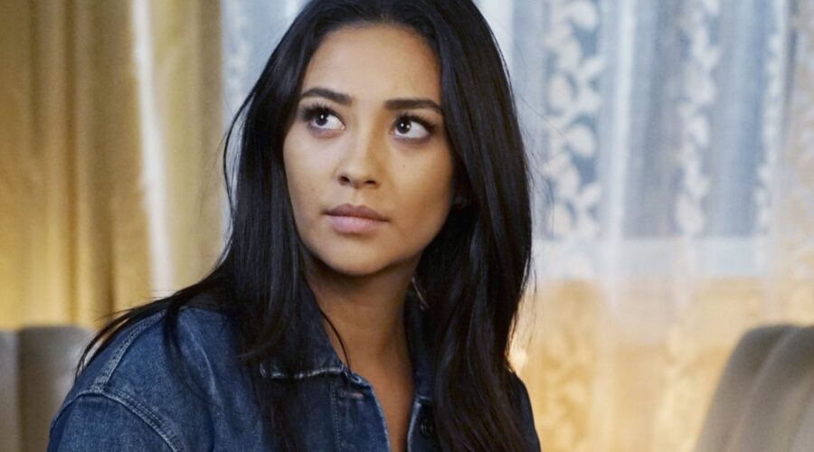 Shay Mitchell In Pretty Little Liars 7x01. Credits: Foto Di Eric McCandless/©Freeform/Courtesy: Everett Collection