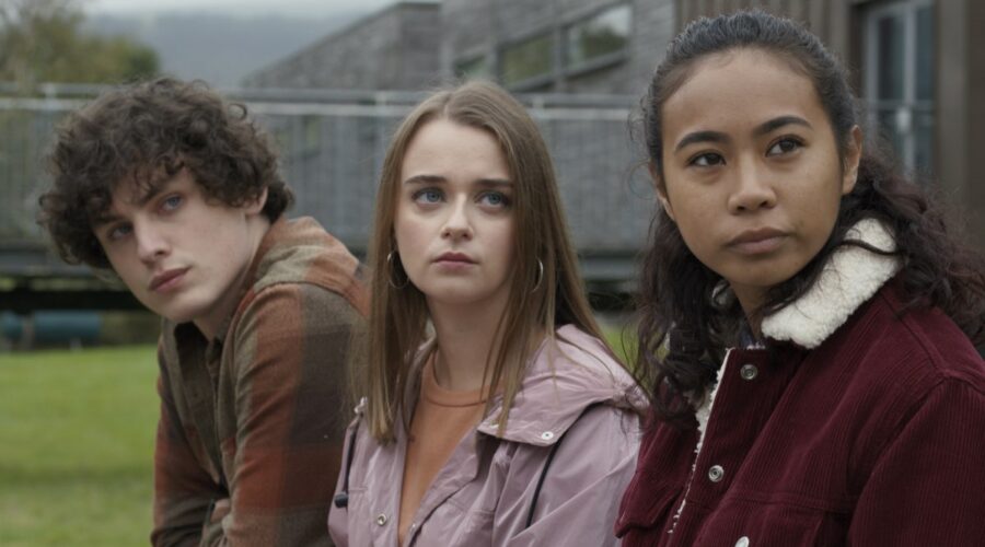 Da sinistra: Luka (Max Lohan), Jenna (Eleanor Bennett) e Alex (Rosie Dwyer) in una scena della seconda stagione. Credits: Netflix.