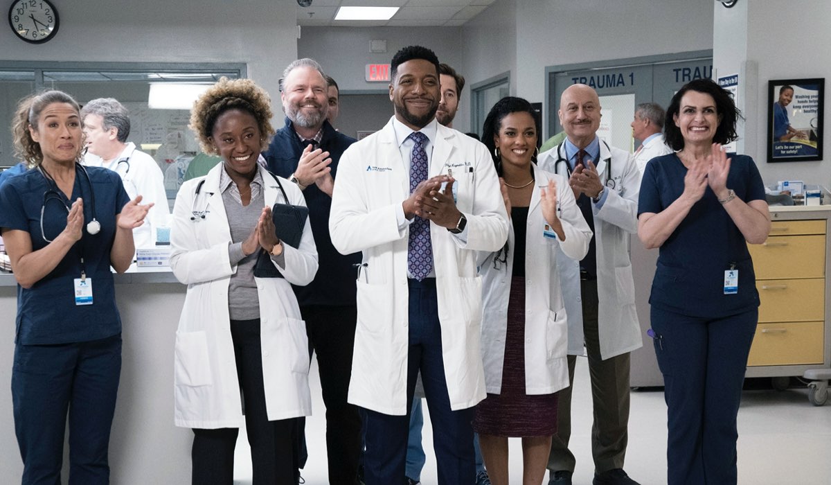 Nana Mensah (Dr. Camila Candelario), Tyler Labine (Dr. Iggy Frome), Jocko Sims (Dr. Floyd Reynolds), Ryan Eggold (Dr. Max Goodwin), Freema Agyeman (Dr. Helen Sharpe) In Una Scena Di New Amsterdam. Credits: Mediaset