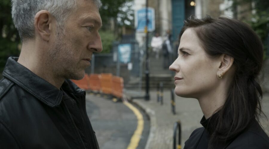 Da sinistra: Vincent Cassel ed Eva Green, i protagonisti di “Liaison”. Credits: Apple TV+.