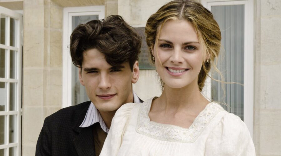 Yon Gonzalez (Julio) e Amaia Salamanca (Alicia) In Grand Hotel Credits: Mediaset