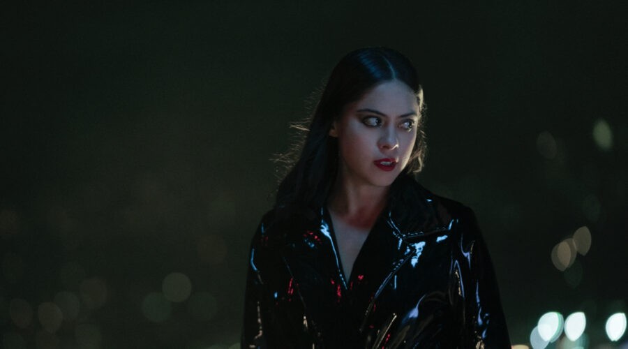 Rosa Salazar interpreta Lisa Nova in una scena di “Al nuovo gusto di ciliegia”. Credits: Merie Weismiller Wallace/Netflix © 2021.