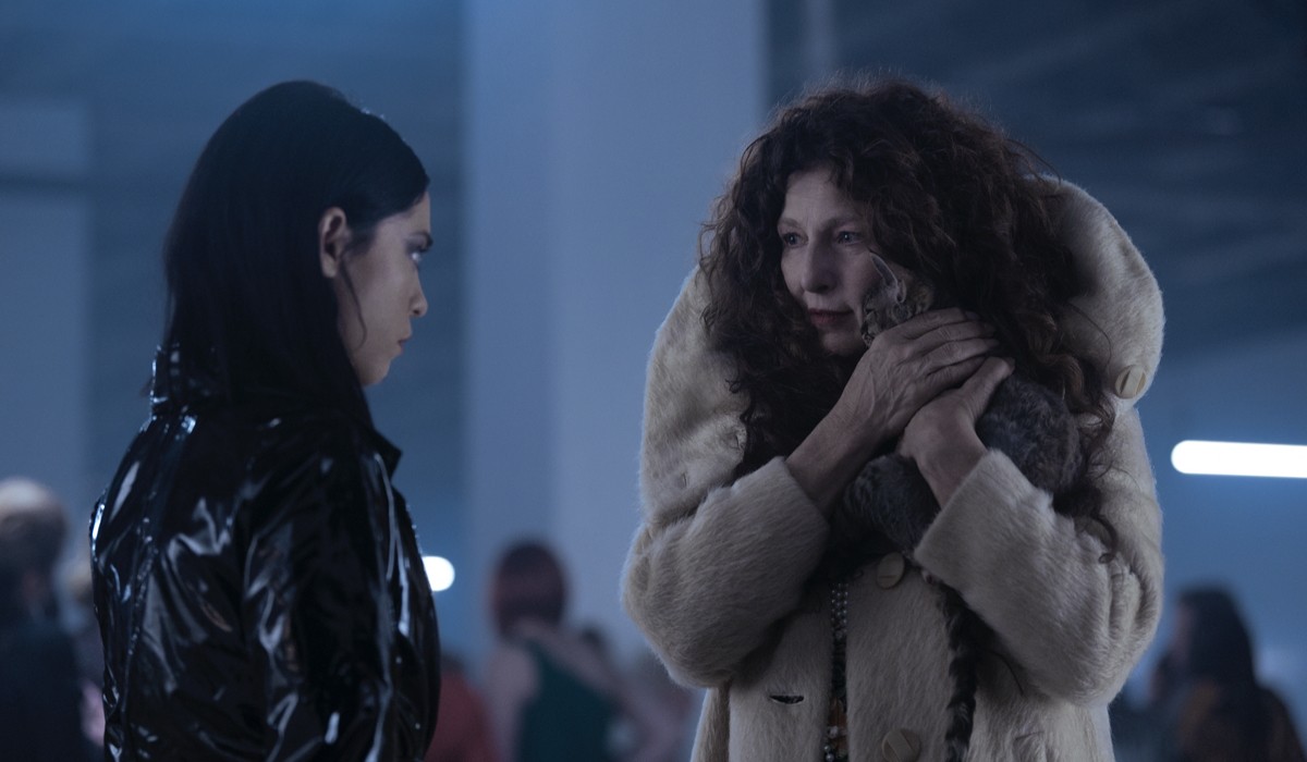 Da sinistra: Rosa Salazar interpreta Lisa Nova e Catherine Keener è Boro in una scena di “Al nuovo gusto di ciliegia”. Credits: Sergei Bachlakov/Netflix © 2021.