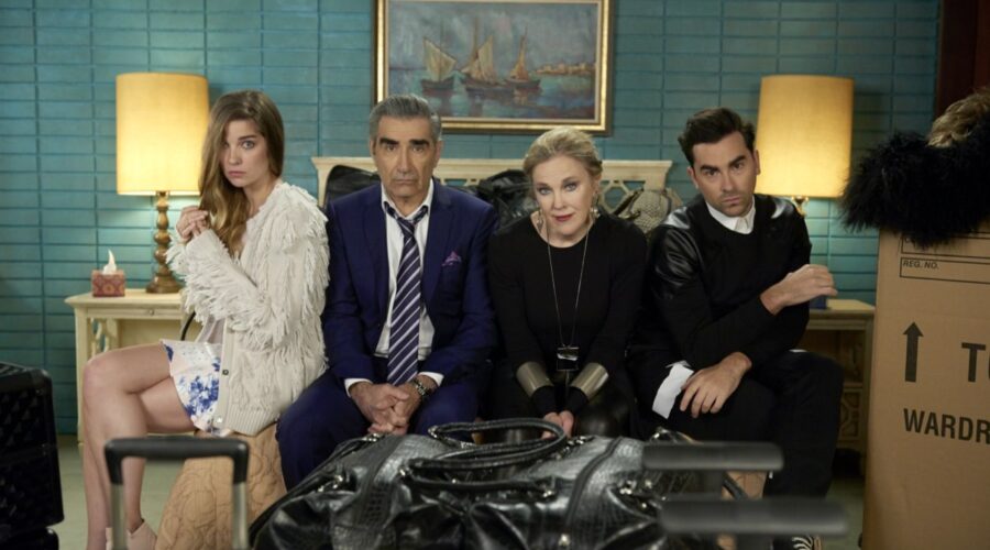 I protagonisti di “Schitt's Creek”. Da sinistra: Alexis (Annie Murphy), Johnny (Eugene Levy), Moira (Catherine O'Hara), e David (Dan Levy). Credits: Steve Wilkie/Infinity+.