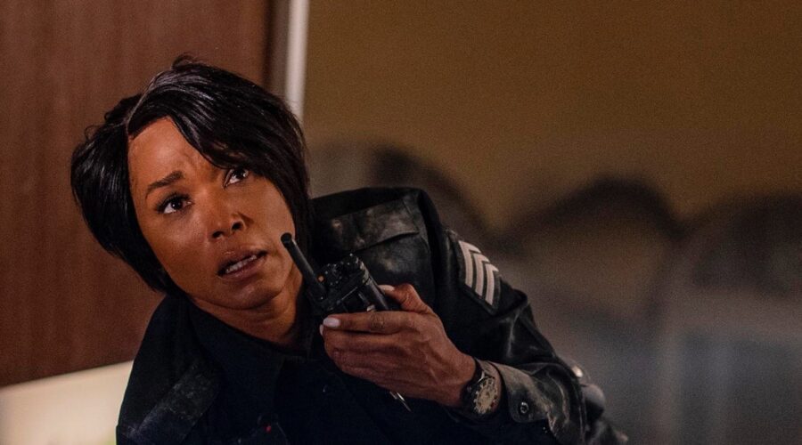 Angela Bassett (Athena Grant) in 9-1-1 su Star. Credits Disney Plus