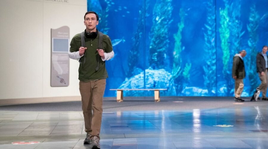 Atypical 4: Sam (Keir Gilchrist) si prepara a partire per l'Antartide. Credits: Netflix
