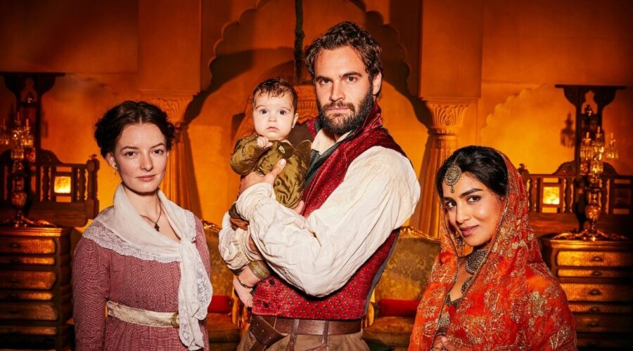 Beecham House: Margaret (Dakota Blue Richards), John Beecham (Tom Bateman) e Chandrika (Pallavi Sharda). Credits: Sky Italia
