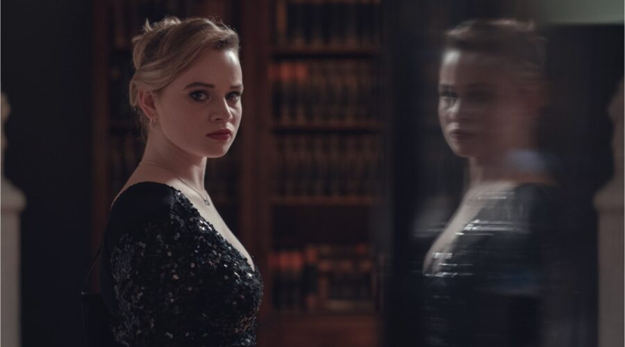 Mia (Luna Wedler) in una scena di “Biohacker”. Credits: Marco Nagel/Netflix.