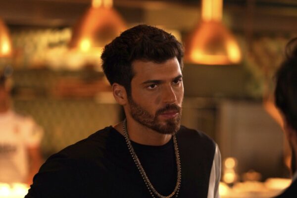 Can Yaman (Özgür Atasoy) in una scena di 